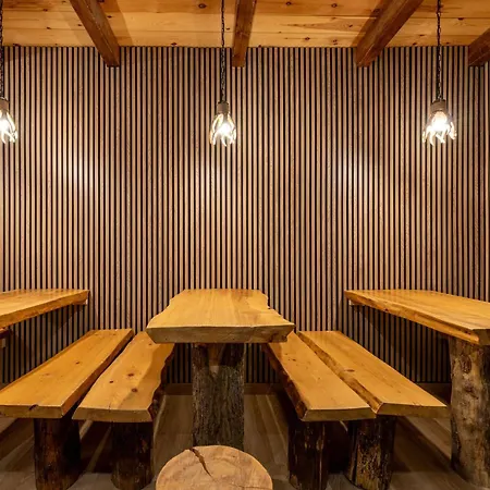 Alberg Taull Hostel *
