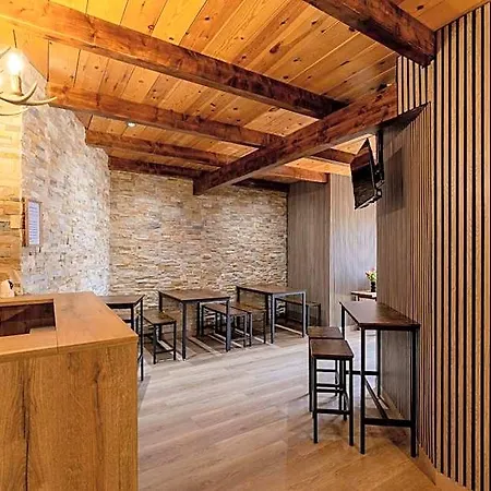 Alberg Taull Hostel *